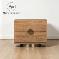 Table de chevet carrée moderne en bois de chêne naturel, large, style nordique, avec base dorée, pour hôtel et salon