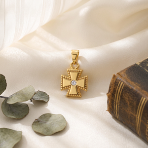 Pendentif croix en or avec diamant rond central, bord perlé, style religieux, bijoux unisexe, plaqué or 24 carats - Product Image 1