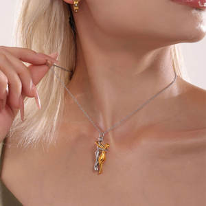 Collares de Moda 2026, Joyería Hipoalergénica de Acero Inoxidable 316L, Chapado en Oro PVD de 18k, Collar con Diseño de Pareja Abrazándose para Parejas - Product Image 1