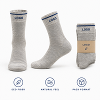 Chaussettes en fibre écologique recyclée gris anthracite pour le sport, avec logo sur le revers, texture naturelle, ajustement parfait, production en vrac, évaluation des illustrations, classification des tailles