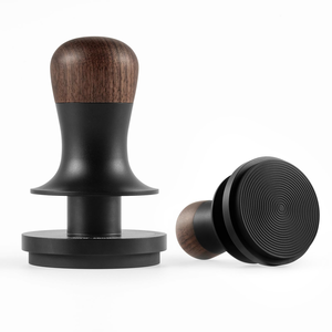Tasseur à café professionnel en acier inoxydable avec base ondulée, poignée en bois massif 51/53/58mm, profondeur réglable et pression constante - Product Image 1