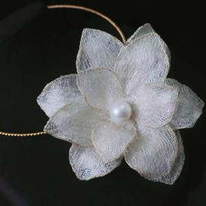 Collar con Colgante de Perla y Flores de Encaje Hecho a Mano, Artesanía Italiana en Encaje, Oro de 14K Importado de EE. UU., Perla Natural de Agua Dulce - Product Image 1