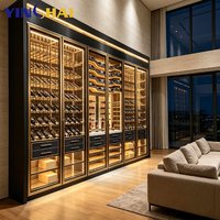 Wijnkast met constante temperatuur, gouden metalen frame en volledig glazen wanddisplay voor villa, huis, restaurant en privéclub