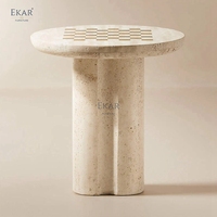 Nordischer Wabi-Sabi Runder Travertin-Beistelltisch mit Messing-Schachbretteinlage Luxuriöser Marmor-Endtisch mit Gerillter Basis