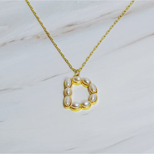 Collier avec pendentif initial en mosaïque de perles - Product Image 4