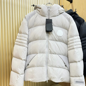 เสื้อแจ็คเก็ตพัฟเฟอร์มีฮู้ดสีเทาอ่อนบุนวมอย่างดี ให้ความอบอุ่นในฤดูหนาว เหมาะสำหรับสวมใส่ในชีวิตประจำวัน - Product Image 1