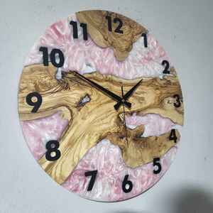Horloge murale élégante en résine et en bois, moderne, faite à la main, durable, fonctionnelle, élégante et décorative, parfaite pour le salon, la chambre à coucher - Product Image 3