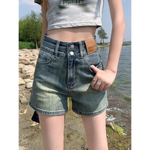 Shorts in denim vintage lavato da donna - Vita media, vestibilità skinny con doppia fibbia - Product Image 1