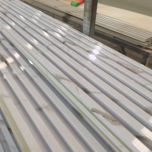 Precio <span class=keywords><strong>barato</strong></span> WPC paneles de pared estriados decorativos negro oro persiana de techo Interior PVC WPC paneles de pared LED función impermeable - Product Image 5