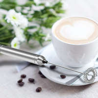 Mousseur à lait manuel en acier inoxydable avec fonctionnement à une touche, alimenté par piles AA, pour les lattes, les cappuccinos et le chocolat chaud