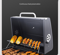 Grand barbecue barbecue au charbon de bois dans le jardin, fumoir, camping, cuisine en plein air, chariot de barbecue, chariot avec table d'appoint