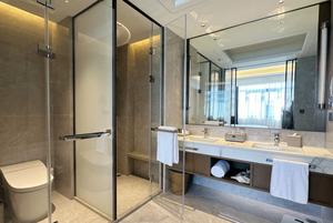 ชุดเฟอร์นิเจอร์โรงแรม SHIYI Fairfield Inn by Marriott สำหรับห้องนอน ห้องน้ำ พร้อมตู้ใต้อ่างล้างหน้า และโซฟาในล็อบบี้ - Product Image 3