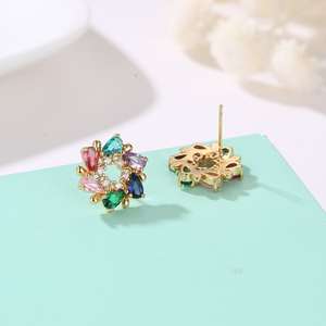 महिलाओं के स्टेनलेस स्टील गुलाब के सोने के पीतल के बालियां बारीक इंद्रधनुष रंग के फूल डिजाइन के साथ सुंदर रंग फूल डिजाइन - Product Image 2