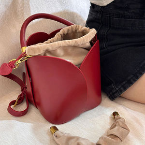 ใหม่2025กระเป๋าทรงถังประดับหัวเข็มขัดโลหะ, ประณีตและทันสมัย - Product Image 3