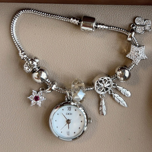 Montre à quartz de luxe pour femmes de haute qualité avec bracelet à breloques en cristal de fleur de diamant porte-bonheur de créateur de mode - Product Image 5