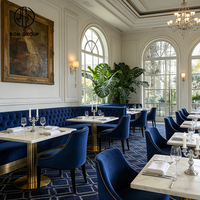 Ensemble de restaurant royal français : banquette capitonnée en velours bleu, table en pierre et chaises pour hôtel, café, mobilier