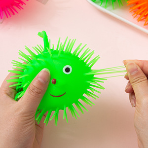 Il adorabile TPR all'ingrosso illumina il piccolo giocattolo peloso lampeggiante della palla di YoYo per la capsula nel distributore automatico - Product Image 5