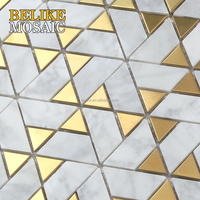 Carrelage mural triangulaire en acier inoxydable et mosaïque de marbre, design mural intérieur, ambiance luxueuse et ornementée, décoration pour la maison et le commerce