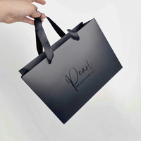 Sacs en papier kraft noir personnalisés en gros avec ruban, pour cosmétiques, vêtements, emballage, sacs de shopping, sacs cadeaux de luxe imprimés avec logo, recyclables
