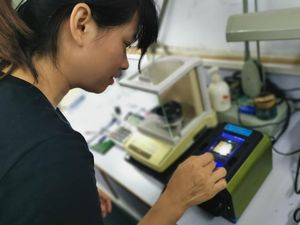 Bijoux à court délai de livraison logo Laser meilleure qualité 18k or jaune massif diamant naturel forme ronde boucles d'oreilles pour femme - Product Image 6