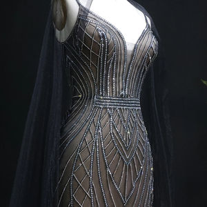 Robes de soirée sirène noires arabes LSZ043 avec imprimé floral 3D, plumes et plis, avec châle - Product Image 5