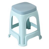 Tabouret adulte en plastique épaissi au design moderne tabouret carré haut simple pour la maison chaise salon-vente en gros empilable