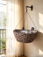 Pot Tanaman Gantung Gaya Amerika Carol Oval Warna Campuran Motif Anyaman, Ukiran Tangan, Lapisan Plastik, Pengait Logam Hitam, Untuk Balkon Luar Ruangan