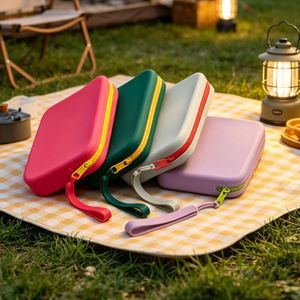 Pochette en silicone imperméable, durable, élégante et portable pour cartes de crédit, idéale pour les voyages et les affaires en toutes saisons - Product Image 1