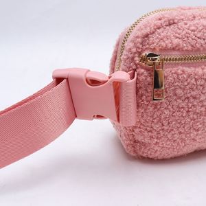 กระเป๋าคาดเอวแบบมีซิป Keymay Velvet ลายตัวอักษร สำหรับทุกเพศ  ขนปุย นุ่มสบาย พกพาสะดวก ใช้ได้ทั้งแบบสะพายข้างและคาดเอว เหมาะสำหรับการเดินทางท่องเที่ยวกลางแจ้งในชีวิตประจำวัน - Product Image 4
