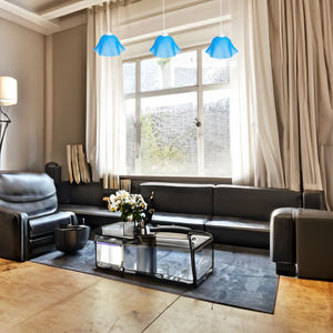 Lampada a sospensione in plastica blu E27, senza sorgente luminosa, ideale per decorare gli spazi e fornire illuminazione ambientale. - Product Image 2