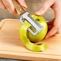 Goedkope roestvrijstalen kaas- en fruitmessen met houten handvat, duurzaam en vaatwasserbestendig.