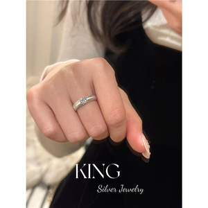 Anillo de Plata KING con Diamante de Corte Brillante Redondo, Joyería de Compromiso para Mujer, Plata S925, Acabado Cepillado Hecho a Mano - Product Image 2