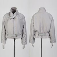 Blouson matelassé chic à col montant pour femme, avec ceinture décorative à boucle, fermeture éclair, épaules tombantes, manteau court d'hiver, vente en gros