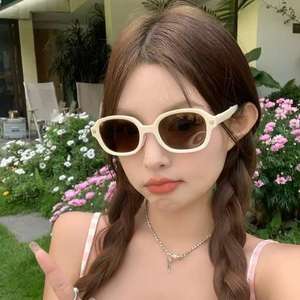 แว่นกันแดดผู้หญิงสไตล์เบลล่ากรอบสี่เหลี่ยม UV400 วัสดุพีซีคลาส 2 แว่นกันแดดกรอบสีดำแฟชั่นดีไซน์ย้อนยุค - Product Image 1