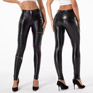 Damen Biker-Leggings aus mattem schwarzem Kunstleder, modische Damen-Hose mit Falten und Reißverschluss-Details - Product Image 5