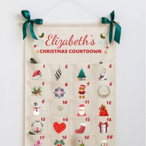 Calendario dell'Avvento Natalizio Personalizzato con Monogramma, 24 Tasche, Organizzatore da Parete per il Conto alla Rovescia delle Festività - Product Image 4