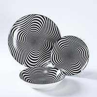 Service de table en céramique à motif tourbillonnant illusion d'optique noir et blanc