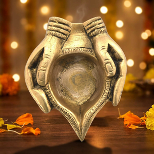 Lampe à huile artisanale en laiton doré, deux mains tenant la lampe, Diya, pour les activités religieuses de Diwali, sans rouille, qualité supérieure, décoration - Product Image 3