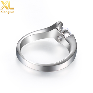 Bague unisexe polyvalente plaquée or 18 carats avec serti griffe, forme géométrique ornée de diamants, style simple et tendance, personnalisable - Product Image 5