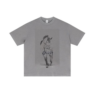 T-shirt gris surdimensionné pour homme, manches courtes, col rond, imprimé cheval, style streetwear, jersey de coton, coupe ajustée - Product Image 2
