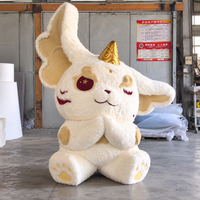 Statue de Mascotte Géante en Fibre de Verre, Personnage de Dessin Animé en Peluche Blanche, Personnage de Dessin Animé Personnalisé avec Corne Dorée pour Décoration de Centre Commercial