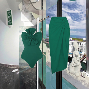 Maillot de bain une pièce vert uni pour femme avec devant torsadé et ensemble jupe sarong assortie - Product Image 3