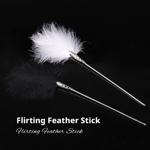 Accesorios de plumas para coquetear, para juegos interactivos entre parejas, que evocan puro deseo, incluye horquillas metálicas y varitas de plumas blancas - Product Image 4