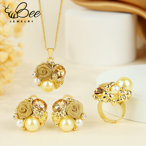 Ensemble de bijoux plaqué or 14 carats avec collier maille florale, boucles d'oreilles et bague en perles naturelles, idéal pour les fêtes - Product Image 2