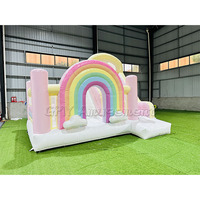 Château gonflable arc-en-ciel pour enfants