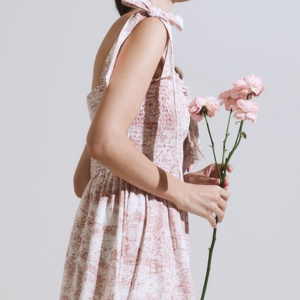 Robe d'été personnalisée à volants et smockée en tissu de coton imprimé maman et moi - Product Image 3