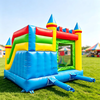 Château gonflable commercial combiné avec deux toboggans secs, en PVC robuste, pour location événementielle et aires de jeux