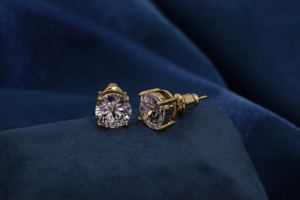 Pendientes de Botón Redondos Geométricos Clásicos de Tianyu Gems en Latón Chapado en Oro con Circonitas Cúbicas Blancas en Engaste de Cuatro Puntas para Mujer - Product Image 2