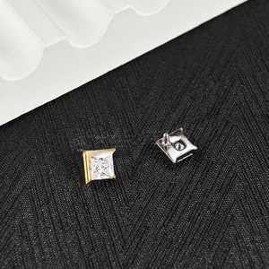 Clous <span class=keywords><strong>de</strong></span> piercing <span class=keywords><strong>en</strong></span> titane F136 G23, motif géométrique cube <span class=keywords><strong>de</strong></span> <span class=keywords><strong>sucre</strong></span>, zircon 5A, filetage interne, pour cartilage et lèvre, vente <span class=keywords><strong>en</strong></span> gros - Product Image 6