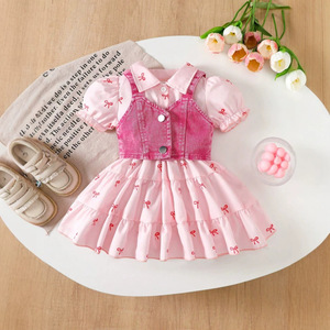 Completo estivo in cotone per bambina, stile europeo-americano, nuovo arrivo, con <span class=keywords><strong>vestito</strong></span> stampato con fiocco e bretelle in denim, trattamento morbido - Product Image 1